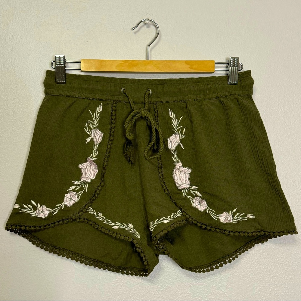 Derek Heart Embroidered Floral Shorts Green Soft Baby Pink
